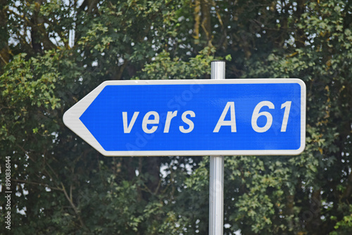 Panneau de signalisation et de direction : vers autoroute A61.