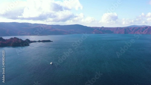 紅葉している十和田湖-2