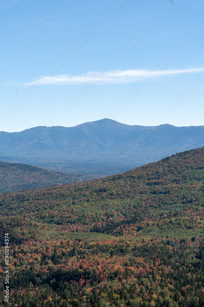 Naklejka premium Views overlooking White Mountain National Forest during the beginning of Fall.