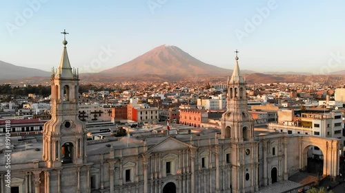 vista panorámica de los volcanes misti y chachani con la catedral de arequipa 