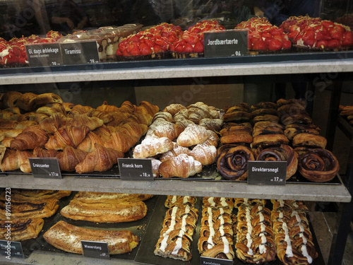Obraz na płótnie Danish pastries in the display of a Bakery - Copenhagen - Denmark w salonie