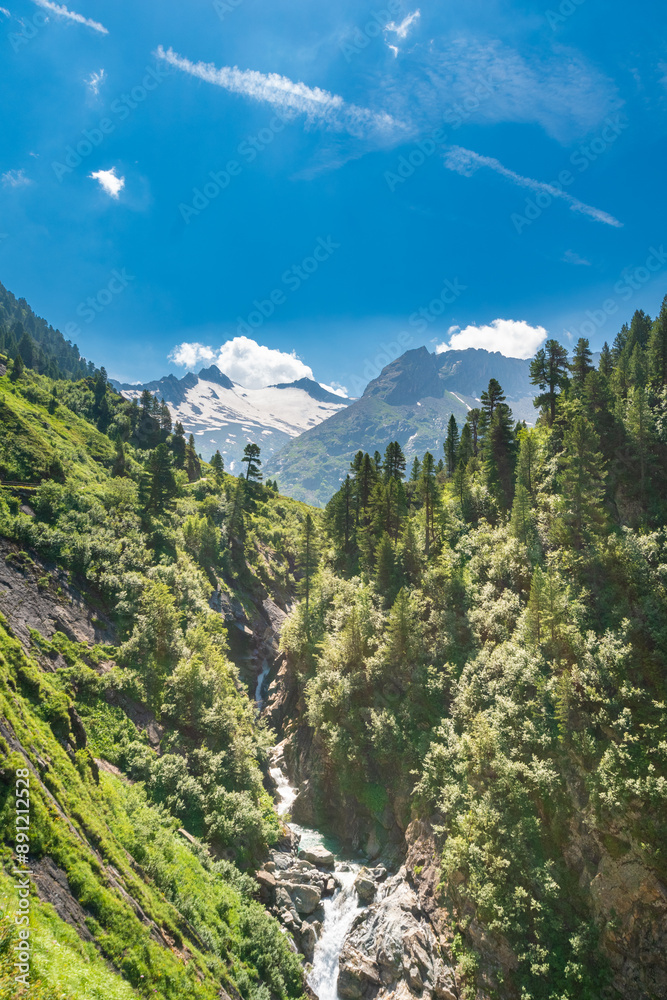 Obraz premium Peaceful Retreat: Hiking Through the Pristine Landscapes of the Zemmgrund
