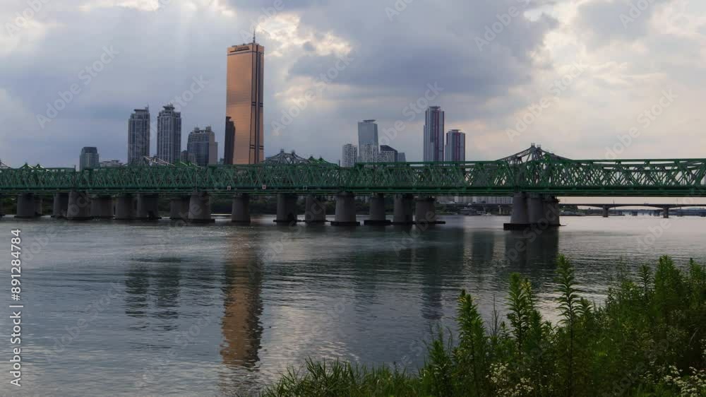 Skyline seen from Nodeul Island in Seoul, South Korea.대한민국 서울의 노들섬에서 바라본 스카이라인. Skyline seen from Nodeul Island in Seoul, South Korea.대한민국 서울의 노들섬에서 바라본 스카이라인.