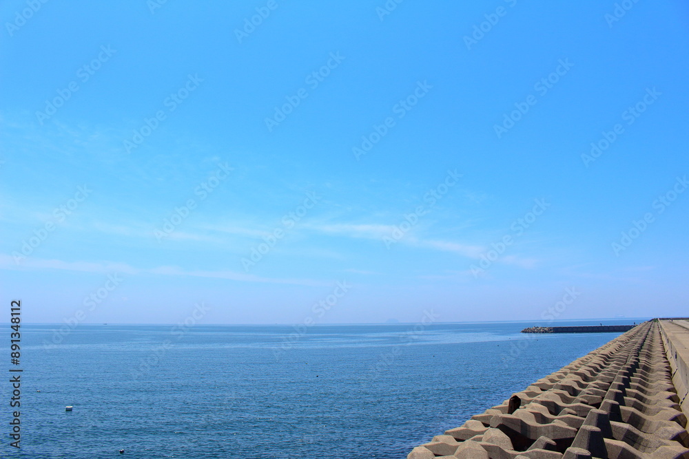 真夏の空と広がる静かな海