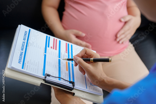 Bild auf Leinwand Pregnant mothers meet the nurse at the clinic as scheduled, reviewing their medical history and discussing symptoms