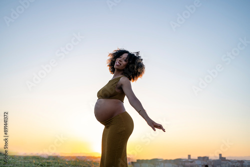 Valokuva Radiant Mother-to-Be Celebrating Life and New Beginnings at Sunset