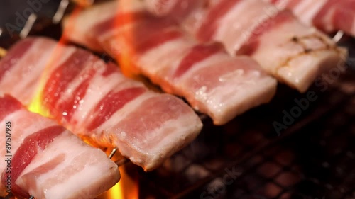 夏のBBQ、炭火焼き　豚串、炭火で焼く、こんがり豚串