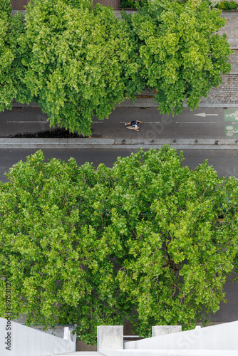 Vue aérienne d'un homme sur un skateboard sur une piste cyclable photo