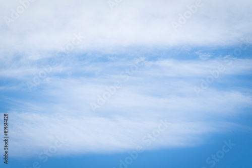 Obraz na płótnie Ciel avec des nuages en mouvement - Arrière plan design avec espace libre w salonie