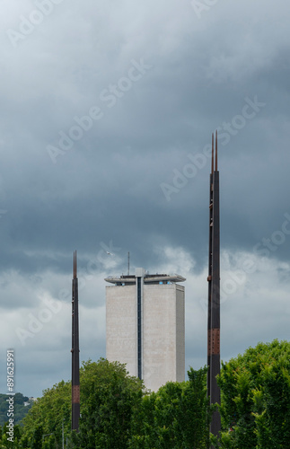 La tour d'archives de la Seine-Maritime entre 2 poteaux à Rouen.