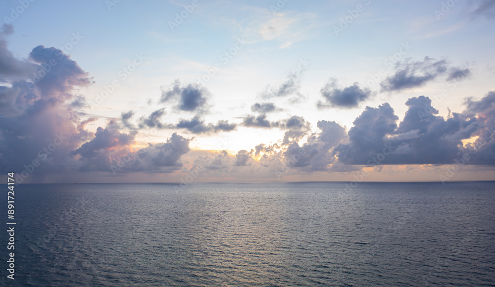 Obraz premium Beautiful ocean horizon view early morning sunrise. Relaxing and calm. 