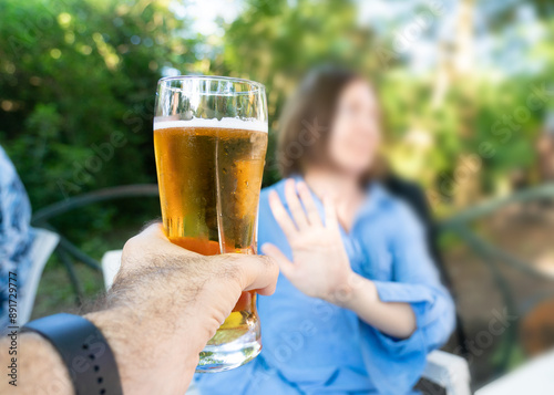 Foto Reject a glass of beer, woman refusing alcohol, stop drinking, sobriety concept,