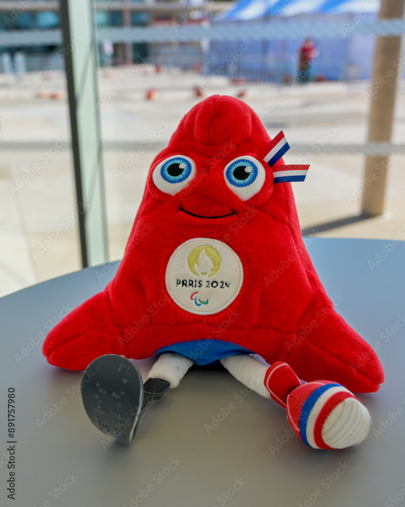 Mascotte Phryge Surf Des Jeux Olympiques Paris 2024, Peluche Figurine Doudou Et Compagnie