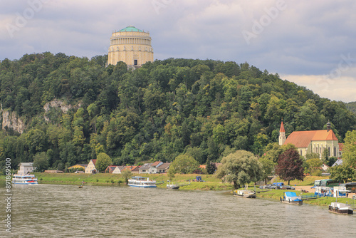 Kelheim an der Donau; Blick von der Donaubrücke auf Anleger und Befreiungshalle photo