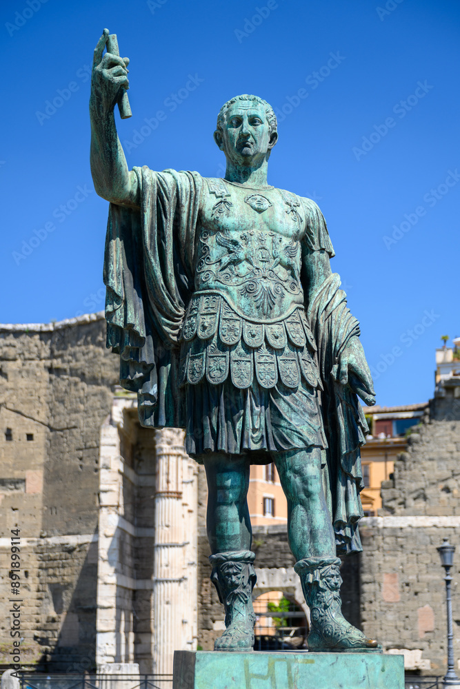 Φωτογραφία Bronze statue of the Roman Emperor Nerva (96 AD – 98 AD) on Via dei Fori Imperiali, Rome