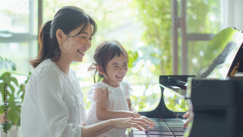 ピアノを弾く笑顔のお母さんと娘
