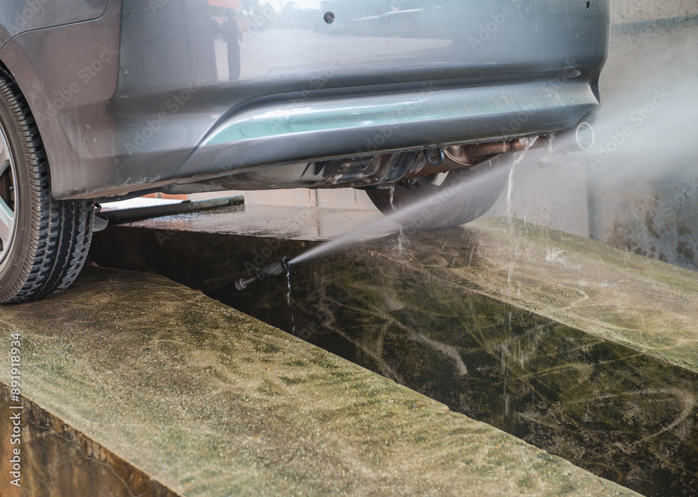 Spray the car with foam at Car Care. Spray the car with foam at Car Care.