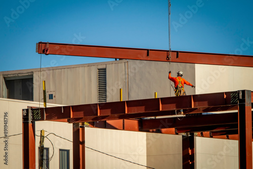 Εκτύπωση καμβά A wide shot of a construction worker directing placement of a large steel beam t