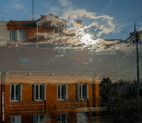 Reflejo del atardecer y de un edifico sobre un vidrio.