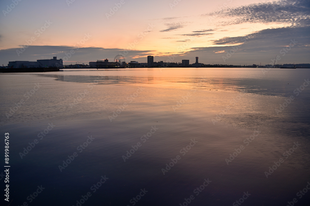 Naklejka premium 名古屋港からの日の出の風景