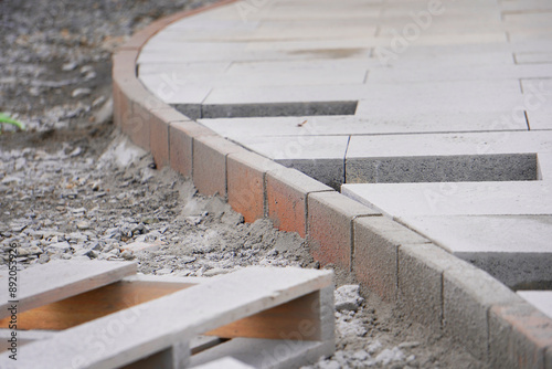 Brick Pathway Under Construction – Outdoor Landscaping Site（レンガでアプローチを作っている最中の外構工事の現場）