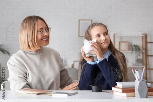 Mother and her daughter hol...