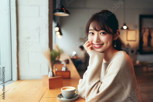 カフェで過ごす女性