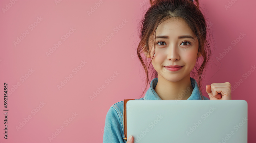 小さくガッツポーズをする女性 小さくガッツポーズをする女性