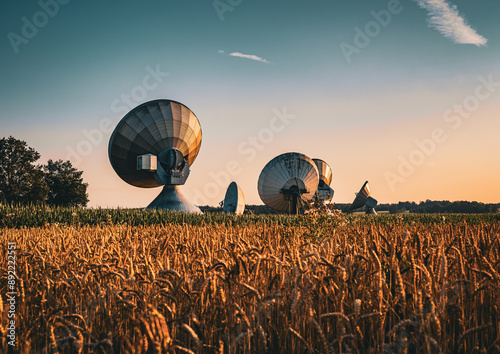 Große Parabolantennen in der Abenddämmerung photo