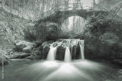 Obraz na płótnie
Photo shot of the Schiesser waterfall on a slightly foggy morning w salonie