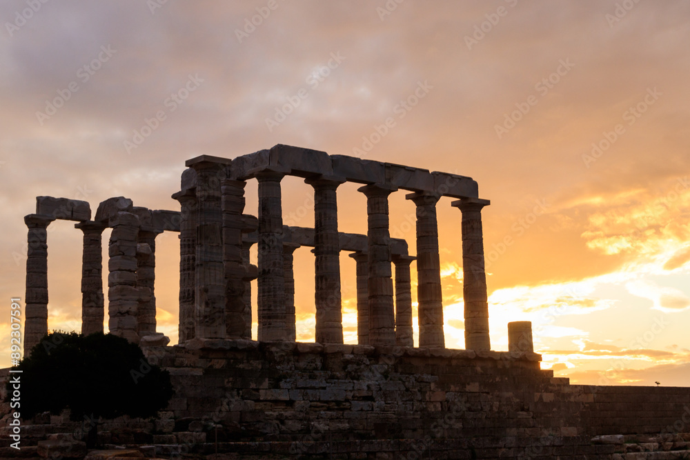 Obraz premium Greece Cape Sounio. Ruins of an ancient temple of Poseidon, Greek god of the sea, on sunset.Tourist landmark of Attica, Sounion, Greece