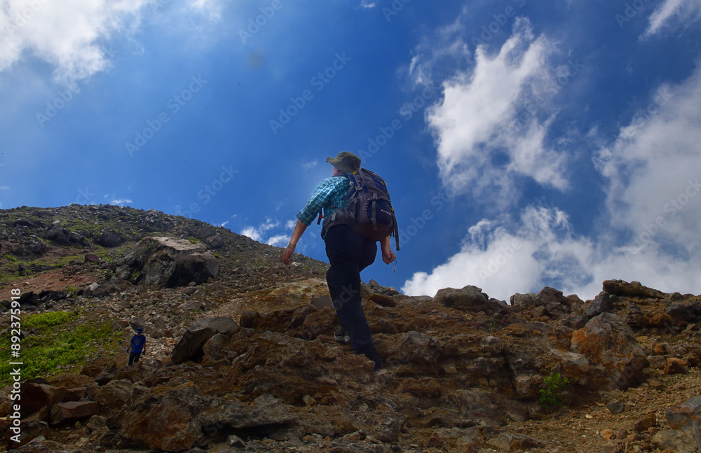 北アルプスの大風景を楽しむ登山の男性 北アルプスの大風景を楽しむ登山の男性