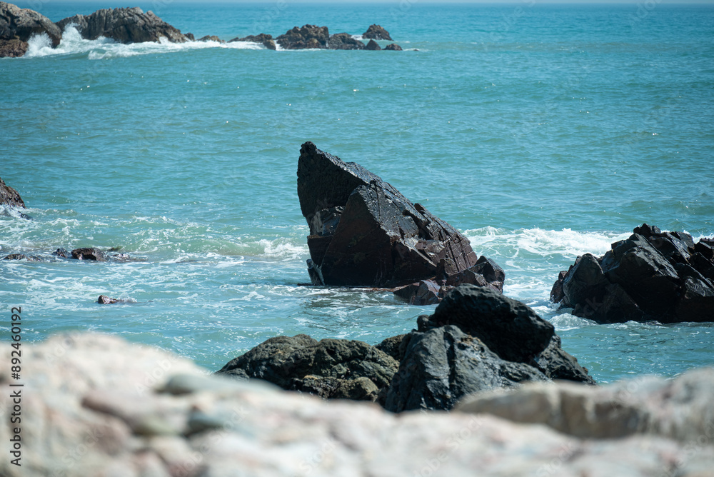 Fototapeta premium waves on the rocks