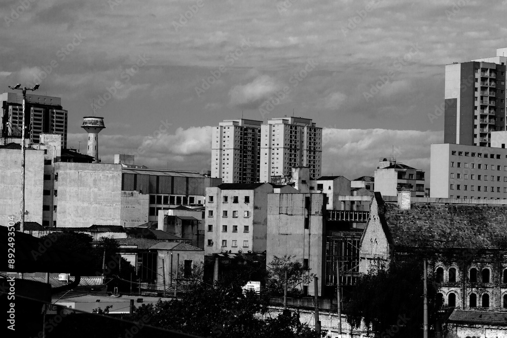 Obraz premium Prédios, casas, ruas, avenidas e o céu cinza da cidade de São Paulo. 