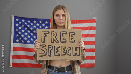 Bilde på lerret A young woman holding a 'free speech' sign with a usa flag background portrays patriotism and activism