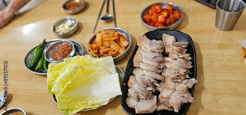 Quadro su tela deliciously cooked pork and vegetables