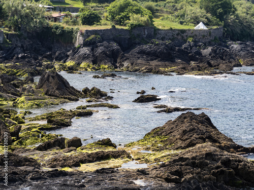 bello paisaje del mar con muchas rocas