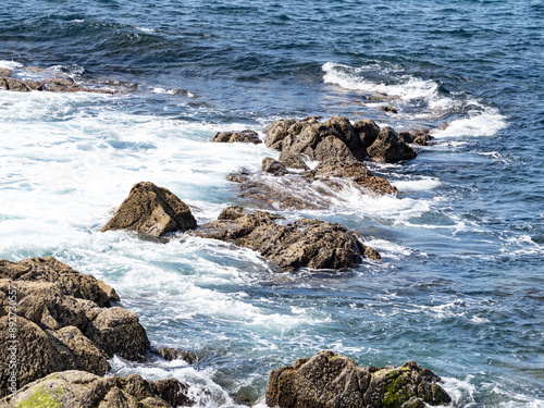 paisaje del mar con olas chocando a la rocas