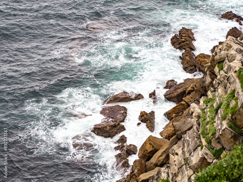 paisaje del mar con olas removidas y rocas