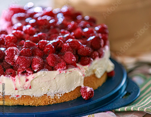 Eine frische cremige Himbeertorte mit frischen Himbeeren und Sahne
