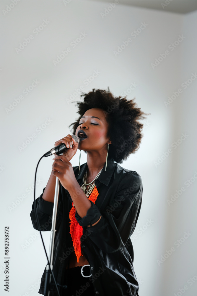 Mulher afro, cantora negra cantando no microfone Mulher afro, cantora negra cantando no microfone