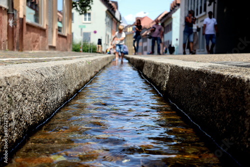 Fototapete Bächle in der Freiburger Altstadt im Sommer