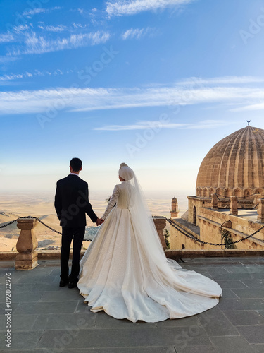 Photography wedding couple near the Sultan Isa Medrese Mosque in Turkey