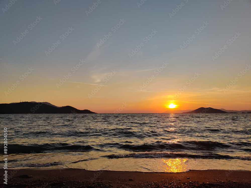 Obraz premium beautiful dramatic landscape of sunset on the sea beach