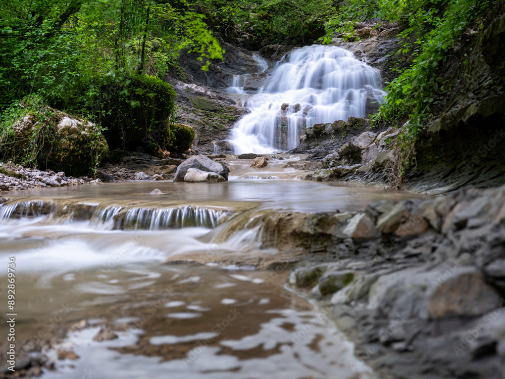 Obraz premium Wasserfall Schlucht bei Grellingen