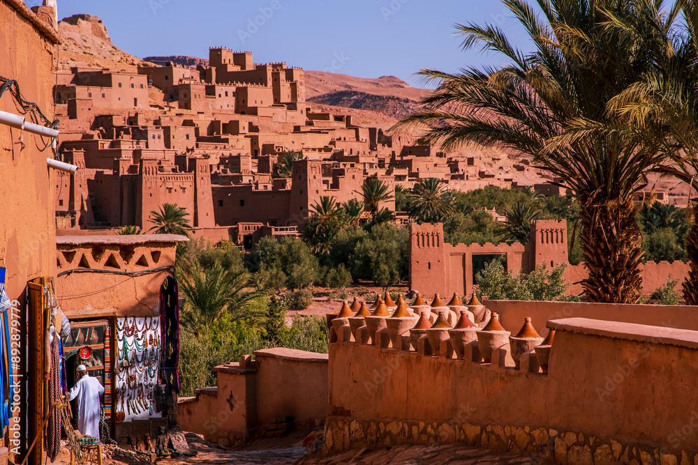 Fototapeta premium Kasbah Ait Ben Haddou, a UNESCO site in Morocco, features stunning clay architecture, narrow alleys, and historic kasbahs, offering panoramic views and cinematic charm.