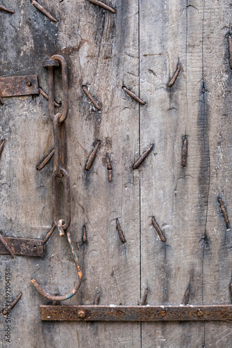 Eisenbeschlag an einer alten Holztür photo