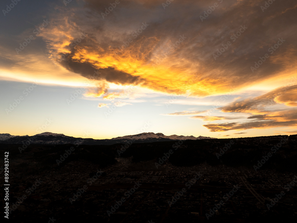 Naklejka premium Nubes anaranjadas al atardecer sobre Esquel y sus alrededores