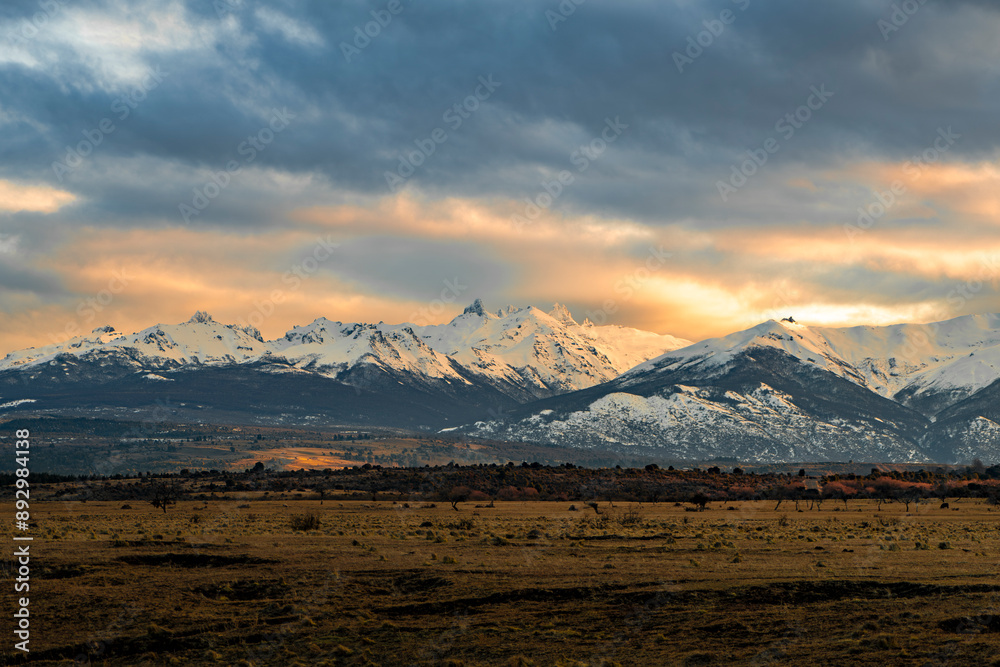 Atardecer invernal en la cordillera de los Andes Atardecer invernal en la cordillera de los Andes