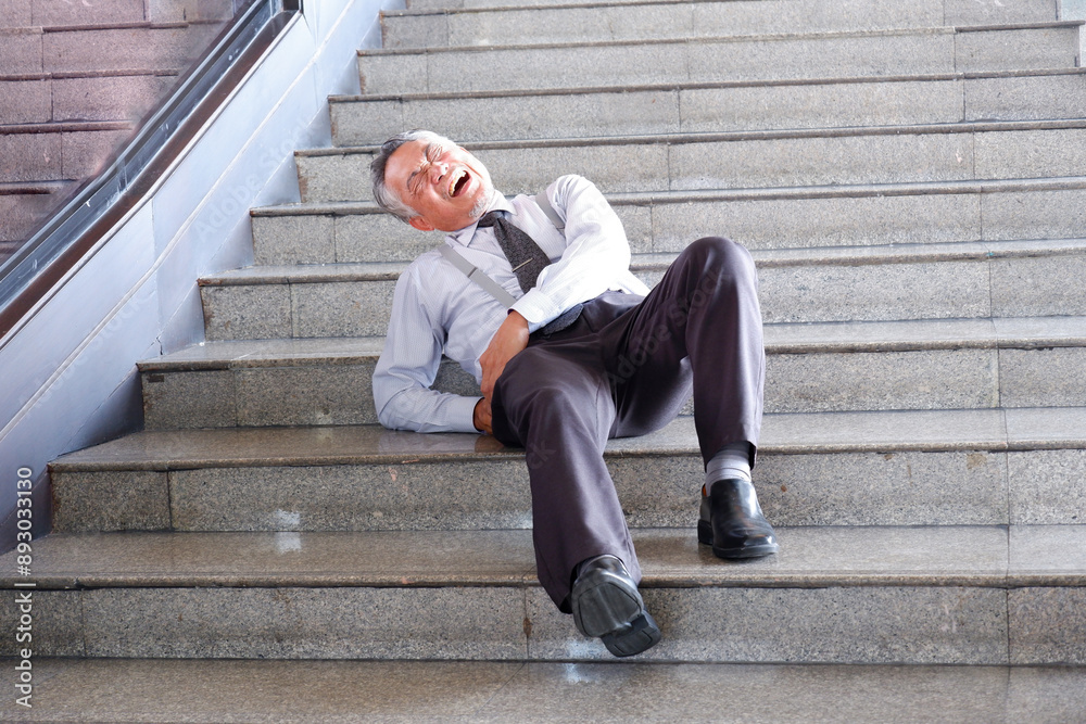 A man falls down the stairs and is injured. A man falls down the stairs and is injured.